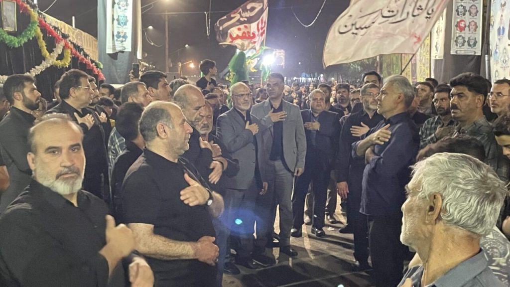 آئین نصب پرچم شب اول محرم در شوشتر با حضور استاندار خوزستان برگزارش شد .